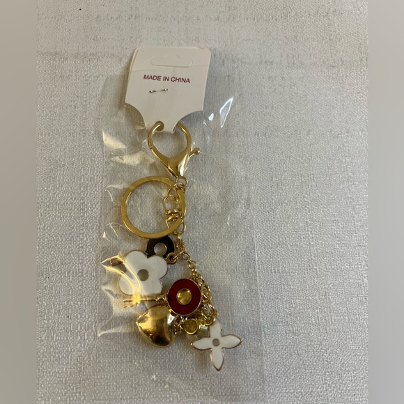 Gold-tone keychain bag charm floral design and key accents - Picture 8 of 9